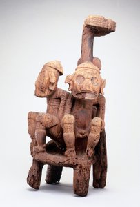 Zemi med tvillingfigurer (trä)